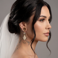 Boucles d'oreilles dorées avec perle nacrée, portées par une femme avec tatouages, style élégant et sophistiqué, SKU: 6mm