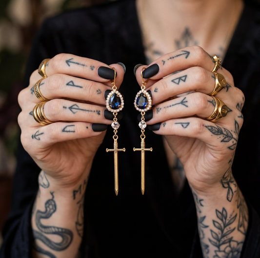 GERMAINE - Boucles d'oreilles dorées épée médiévale saphir