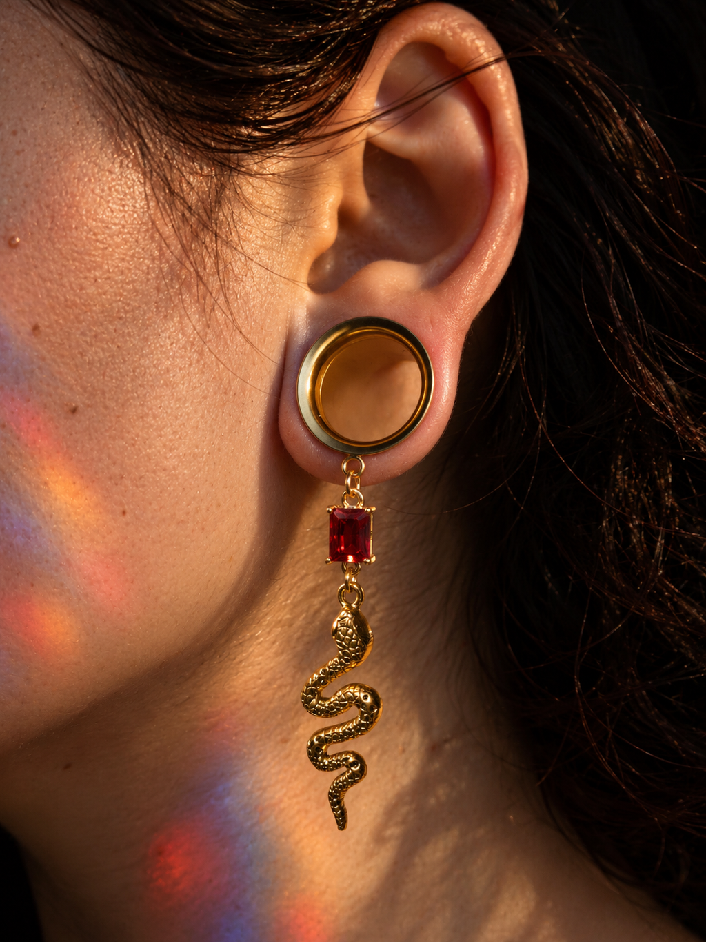 KAREN - Ohrschmuck Schlange rot mit Rubineffekt