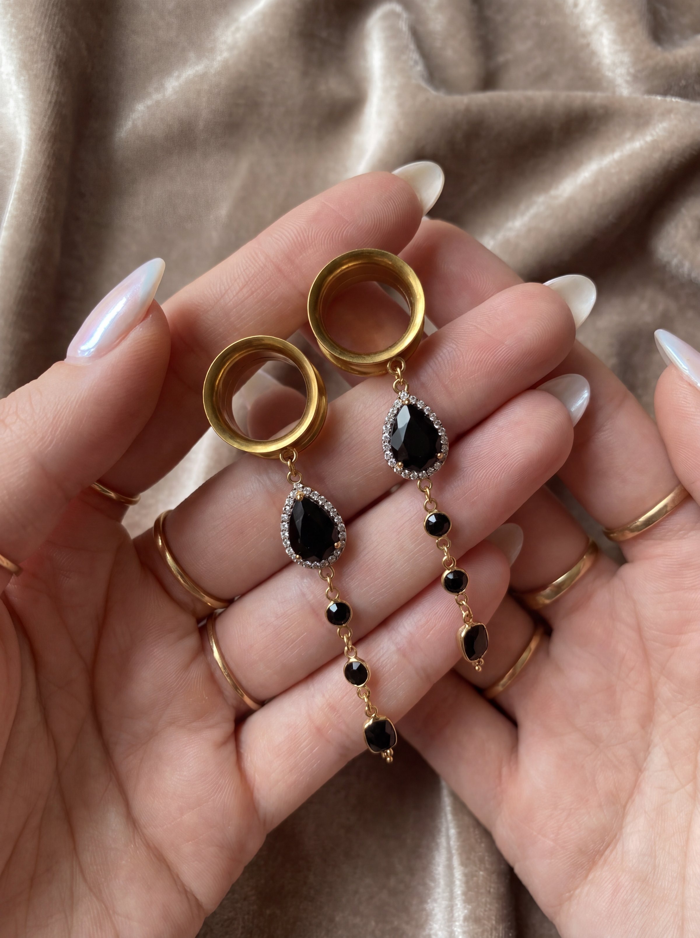 MORTICIA - écarteurs agate noire, onyx, argent 925 doré à l'or fin 24K